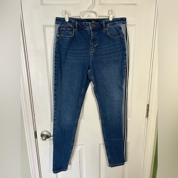 Boden. The Cavendish Girlfriend Striped Jeans. Women’s size 8. - Picture 3 of 13